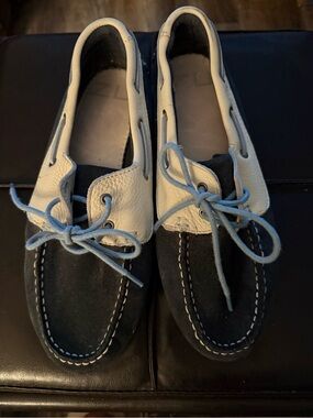 ZU vintage UK Men’s 8 Two-Tone Navy and White Loafers Leather
